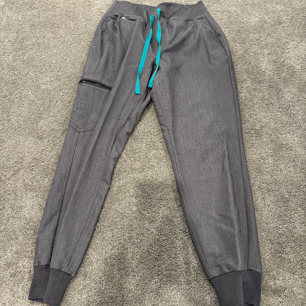 FIGS Grey Scrub Pants Joggers (small)